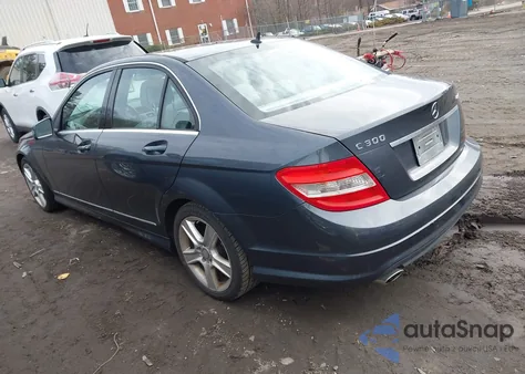 2011 Mercedes-Benz C 300 Sport 4Matic z USA, uszkodzony, nr VIN WDDGF8BB8BR144670